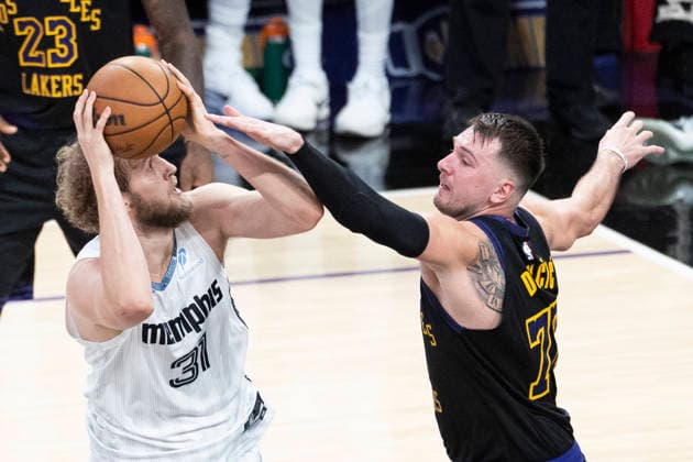 January 2, 2026, Los Angeles, California, USA: Memphis Grizzlies Jock Landale (31) shoots under pressure from Los Angeles LakersÃ¢â‚¬â ¢ Luka DonÄÂiÄ¡ (77) during an NBA, Basketball Herren, USA basketball game at Crypto.com Arena on Friday, Jan. 2, 2026 in Los Angeles. Los Angeles USA - ZUMAc68_ 20260102_zaf_c68_010 Copyright: xRingoxChiux