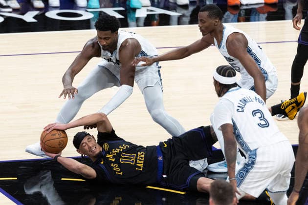 January 2, 2026, Los Angeles, California, USA: Los Angeles LakersÃ¢â‚¬â ¢ Jaxson Hayes (11) looks to pass the ball while defended by the Memphis Grizzlies during an NBA, Basketball Herren, USA basketball game at Crypto.com Arena on Friday, Jan. 2, 2026 in Los Angeles. Los Angeles USA - ZUMAc68_ 20260102_zaf_c68_011 Copyright: xRingoxChiux