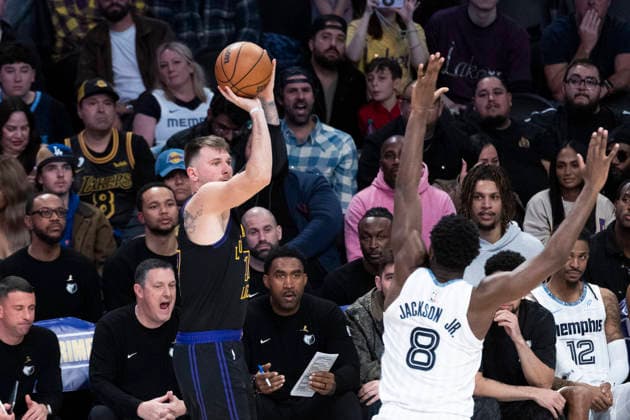 January 2, 2026, Los Angeles, California, USA: Los Angeles LakersÃ¢â‚¬â ¢ Luka DonÄÂiÄ¡ (77) shoots against Memphis Grizzlies Jaren Jackson Jr. (8) during an NBA, Basketball Herren, USA basketball game at Crypto.com Arena on Friday, Jan. 2, 2026 in Los Angeles. Los Angeles USA - ZUMAc68_ 20260102_zaf_c68_013 Copyright: xRingoxChiux
