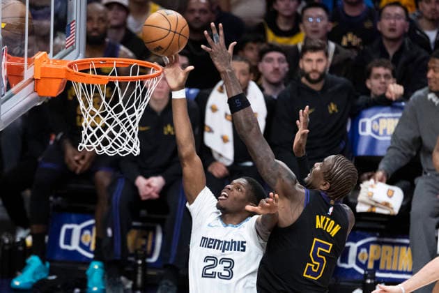 January 2, 2026, Los Angeles, California, USA: Memphis Grizzlies Cedric Coward (23) goes to the basket under pressure from Los Angeles LakersÃ¢â‚¬â ¢ Deandre Ayton (5) during an NBA, Basketball Herren, USA basketball game at Crypto.com Arena on Friday, Jan. 2, 2026 in Los Angeles. Los Angeles USA - ZUMAc68_ 20260102_zaf_c68_015 Copyright: xRingoxChiux