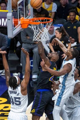 January 2, 2026, Los Angeles, California, USA: Los Angeles LakersÃ¢â‚¬â ¢ LeBron James (23) goes to the basket under pressure from Memphis Grizzlies GG Jackson (45) and Christian Koloko (35) during an NBA, Basketball Herren, USA basketball game at Crypto.com Arena on Friday, Jan. 2, 2026 in Los Angeles. Los Angeles USA - ZUMAc68_ 20260102_zaf_c68_019 Copyright: xRingoxChiux