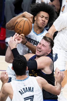 January 2, 2026, Los Angeles, California, USA: Los Angeles LakersÃ¢â‚¬â ¢ Luka DonÄÂiÄ¡ (77) and Memphis Grizzlies Jaylen Wells (0) vie for the ball during an NBA, Basketball Herren, USA basketball game at Crypto.com Arena on Friday, Jan. 2, 2026 in Los Angeles. Los Angeles USA - ZUMAc68_ 20260102_zaf_c68_034 Copyright: xRingoxChiux