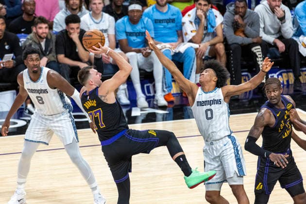 January 2, 2026, Los Angeles, California, USA: Los Angeles LakersÃ¢â‚¬â ¢ Luka DonÄÂiÄ¡ (77) shoots against Memphis Grizzlies Jaylen Wells (0) during an NBA, Basketball Herren, USA basketball game at Crypto.com Arena on Friday, Jan. 2, 2026 in Los Angeles. Los Angeles USA - ZUMAc68_ 20260102_zaf_c68_049 Copyright: xRingoxChiux