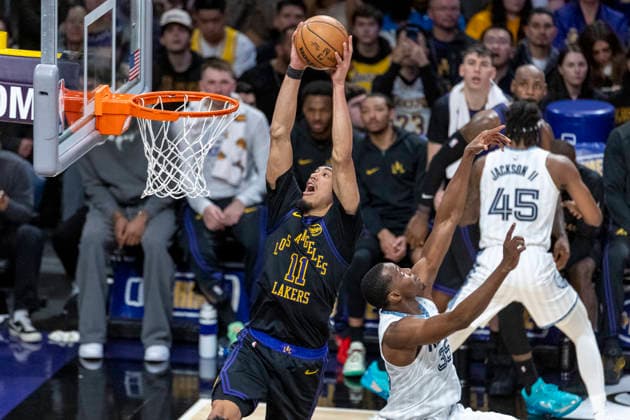 January 2, 2026, Los Angeles, California, USA: Los Angeles LakersÃ¢â‚¬â ¢ Jaxson Hayes (11) dunks against Memphis Grizzlies Christian Koloko (35) during an NBA, Basketball Herren, USA basketball game at Crypto.com Arena on Friday, Jan. 2, 2026 in Los Angeles. Los Angeles USA - ZUMAc68_ 20260102_zaf_c68_051 Copyright: xRingoxChiux
