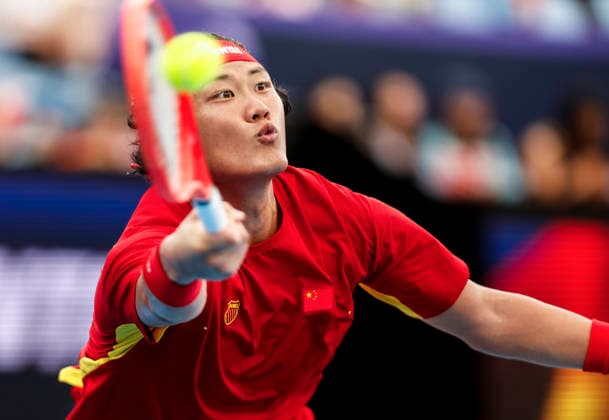 (260103) -- SYNDEY, Jan. 3, 2026 -- Zhang Zhizhen of China hits a return during the men s singles match against Zizou Bergs of Belgium in the Group B round robin match between China and Belgium at the 2026 United Cup tennis tournament in Sydney, Australia, Jan. 3, 2026. ) (SP)AUSTRALIA-SYNDEY-TENNIS-UNITED CUP-CHN VS BEL MaxPing 