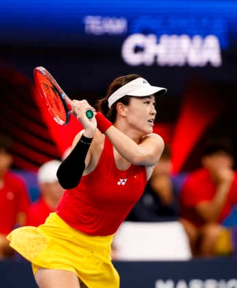 (260103) -- SYNDEY, Jan. 3, 2026 -- Zhu Lin of China hits a return during the women s singles match against Elise Mertens of Belgium in the Group B round robin match between China and Belgium at the 2026 United Cup tennis tournament in Sydney, Australia, Jan. 3, 2026. ) (SP)AUSTRALIA-SYNDEY-TENNIS-UNITED CUP-CHN VS BEL MaxPing 
