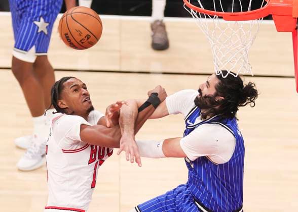 (260103) -- CHICAGO, Jan. 3, 2026 -- Chicago Bulls forward Julian Phillips (L) vies against Orlando Magic forward Tristan da Silva during NBA, Basketball Herren, USA regular season basketball game between Orlando Magic and Chicago Bulls in Chicago, the United states, Jan. 2, 2026. (Photo by Xinhua) (SP)U.S.-CHICAGO-BASKETBALL-NBA-BULLS VS MAGIC XuxJing 