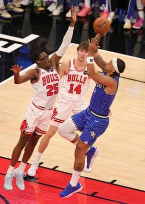 (260103) -- CHICAGO, Jan. 3, 2026 -- Orlando Magic s Paolo Banchero (R) shoots during NBA, Basketball Herren, USA regular season basketball game between Orlando Magic and Chicago Bulls in Chicago, the United states, Jan. 2, 2026. (Photo by Xinhua) (SP)U.S.-CHICAGO-BASKETBALL-NBA-BULLS VS MAGIC XuxJing 