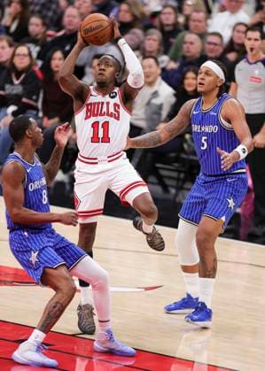 (260103) -- CHICAGO, Jan. 3, 2026 -- Chicago Bulls Ayo Dosunmu (C) shoots during NBA, Basketball Herren, USA regular season basketball game between Orlando Magic and Chicago Bulls in Chicago, the United states, Jan. 2, 2026. (Photo by Xinhua) (SP)U.S.-CHICAGO-BASKETBALL-NBA-BULLS VS MAGIC XuxJing 