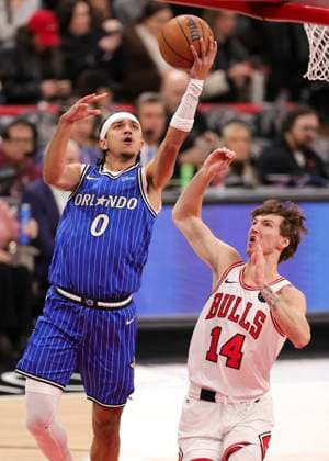 (260103) -- CHICAGO, Jan. 3, 2026 -- Orlando Magic s Anthony Black (L) drives to the basket during NBA, Basketball Herren, USA regular season basketball game between Orlando Magic and Chicago Bulls in Chicago, the United states, Jan. 2, 2026. (Photo by Xinhua) (SP)U.S.-CHICAGO-BASKETBALL-NBA-BULLS VS MAGIC XuxJing 