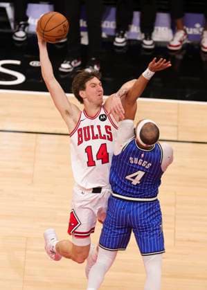 (260103) -- CHICAGO, Jan. 3, 2026 -- Chicago Bulls Matas Buzelis (L) dunks during NBA, Basketball Herren, USA regular season basketball game between Orlando Magic and Chicago Bulls in Chicago, the United states, Jan. 2, 2026. (Photo by Xinhua) (SP)U.S.-CHICAGO-BASKETBALL-NBA-BULLS VS MAGIC XuxJing 