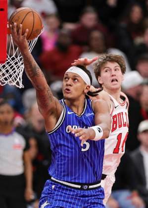 (260103) -- CHICAGO, Jan. 3, 2026 -- Orlando Magic s Paolo Banchero (L) drives to the basket during NBA, Basketball Herren, USA regular season basketball game between Orlando Magic and Chicago Bulls in Chicago, the United states, Jan. 2, 2026. (Photo by Xinhua) (SP)U.S.-CHICAGO-BASKETBALL-NBA-BULLS VS MAGIC XuxJing 