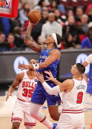 (260103) -- CHICAGO, Jan. 3, 2026 -- Orlando Magic s Paolo Banchero (C) drives to the basket during NBA, Basketball Herren, USA regular season basketball game between Orlando Magic and Chicago Bulls in Chicago, the United states, Jan. 2, 2026. (Photo by Xinhua) (SP)U.S.-CHICAGO-BASKETBALL-NBA-BULLS VS MAGIC XuxJing 