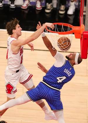 (260103) -- CHICAGO, Jan. 3, 2026 -- Chicago Bulls Matas Buzelis (L) dunks during NBA, Basketball Herren, USA regular season basketball game between Orlando Magic and Chicago Bulls in Chicago, the United states, Jan. 2, 2026. (Photo by Xinhua) (SP)U.S.-CHICAGO-BASKETBALL-NBA-BULLS VS MAGIC XuxJing 