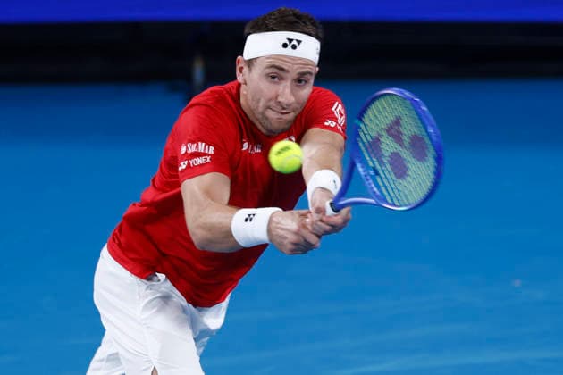 TENNIS UNITED CUP SYDNEY, Casper Ruud of Team Norway plays a backhand in his Group D singles match against Alex de Minaur of Team Australia during day two of the 2026 United Cup at Ken Rosewall Arena in Sydney, Saturday, January 3, 2026. ( NO ARCHIVING, EDITORIAL USE ONLY SYDNEY NEW SOUTH WALES AUSTRALIA  Copyright: xMARKxEVANSx 20260103183650533580