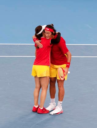 (260103) -- SYNDEY, Jan. 3, 2026 -- Zhu Lin (L) Zhang Zhizhen of China celebrate after the mixed doubles match against Elise Mertens Zizou Bergs of Belgium in the Group B round robin match between China and Belgium at the 2026 United Cup tennis tournament in Sydney, Australia, Jan. 3, 2026. ) (SP)AUSTRALIA-SYNDEY-TENNIS-UNITED CUP-CHN VS BEL MaxPing 