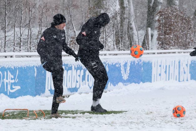 DEU, DFL, 2 FBL Hertha BSC, Training, Snow, 03 01 2026, Sportforum, Berlin, DEU, DFL, 2 FBL Hertha BSC, Training, Snow, in picture John Anthony Brooks Hertha BSC Berlin 25 , Leon Jensen Hertha BSC Berlin 5 DFL regulations prohibit any use of Photographs as image sequences and or quasi video nordphotoxGmbHx xEngler nph00076