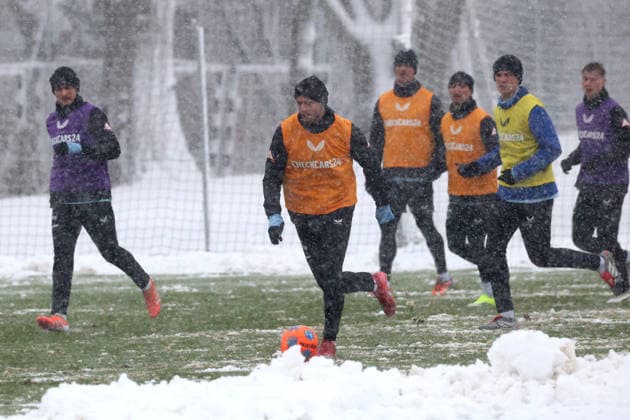 DEU, DFL, 2 FBL Hertha BSC, Training, Snow, 03 01 2026, Sportforum, Berlin, DEU, DFL, 2 FBL Hertha BSC, Training, Snow, in the picture Hertha players circle, Marton Dardai Hertha BSC Berlin 31 DFL regulations prohibit any use of Photographs as image sequences and or quasi video nordphotoxGmbHx xEngler nph00076