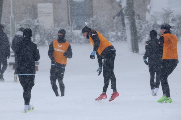 DEU, DFL, 2 FBL Hertha BSC, Training, Snow, 03 01 2026, Sportforum, Berlin, DEU, DFL, 2 FBL Hertha BSC, Training, Snow, im Bild Hertha Spielerkreis, Schneeballschlacht DFL regulations prohibit any use of Photographs as image sequences and or quasi video nordphotoxGmbHx xEngler nph00076