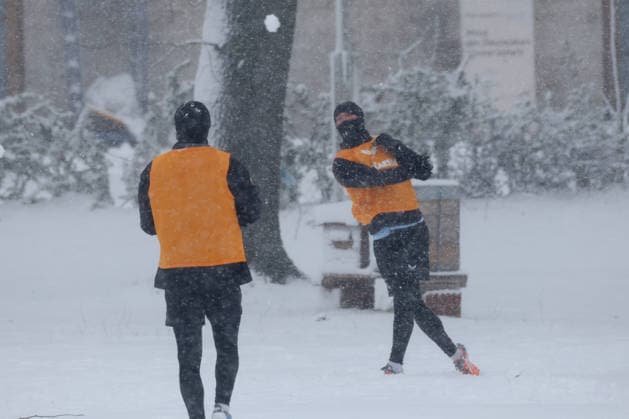 DEU, DFL, 2 FBL Hertha BSC, Training, Snow, 03 01 2026, Sportforum, Berlin, DEU, DFL, 2 FBL Hertha BSC, Training, Snow, im Bild Hertha Spielerkreis, Schneeballschlacht DFL regulations prohibit any use of Photographs as image sequences and or quasi video nordphotoxGmbHx xEngler nph00076