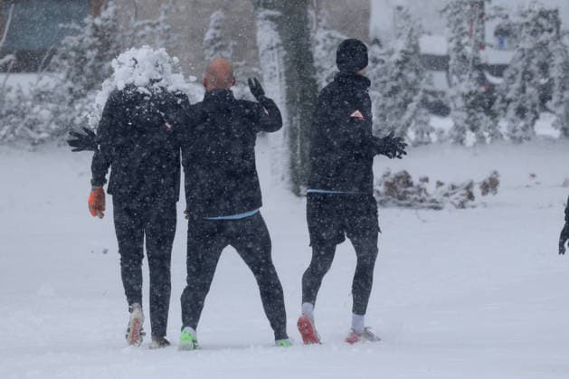 DEU, DFL, 2 FBL Hertha BSC, Training, Snow, 03 01 2026, Sportforum, Berlin, DEU, DFL, 2 FBL Hertha BSC, Training, Snow, im Bild Toni Leistner Hertha BSC Berlin 37 , Schneeballschlacht DFL regulations prohibit any use of Photographs as image sequences and or quasi video nordphotoxGmbHx xEngler nph00076