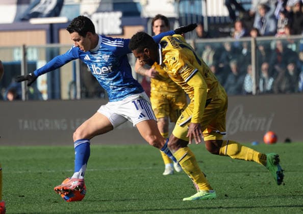 January 3, 2026, Como, ITALY: Como 1907 s forward Anastasios Douvikas in action against Udinese s defender Christian Kabasele during the Italian Serie A soccer match Como 1907 vs Udinese at Giuseppe Sinigaglia stadium in Como, Italy, 3 January 2026, Italy, ANSA ROBERTO BREGANI. Serie A: Como 1907-Udinese  - ZUMAa110 20260103_zaf_a110_011 Copyright: xRobertoxBreganix