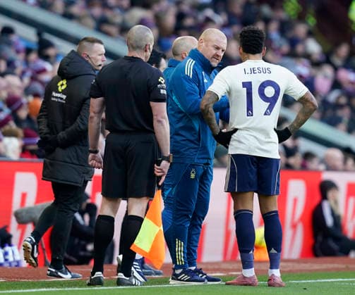 Birmingham, England, 3rd January 2026. Sean Dyche manager of Nottingham Forest instructs Igor Jesus of Nottingham Forest (r) during the Aston Villa vs Nottingham Forest Premier League match at Villa Park, Birmingham. Picture credit should read: Andrew Yates Sportimage EDITORIAL USE ONLY. No use with unauthorised audio, video, data, fixture lists, club league logos or live services. Online in-match use limited to 120 images, no video emulation. No use in betting, games or single club league player publications. SPI_015_AY_Villa_Forest SPI-4426-0015
