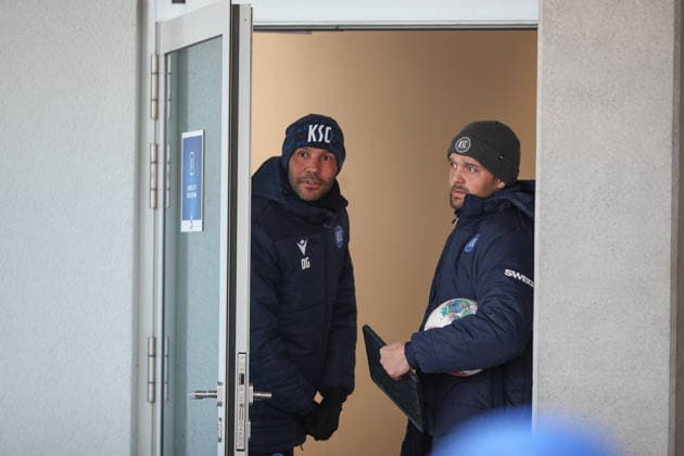 Daniel Gordon Karlsruher SC, Co Trainer looks at the waiting fans, Karlsruher SC Fussball, 2 Bundesliga, Trainingsauftakt Rueckrunde, 2025 2026, 03 01 2026, DFL REGULATIONS PROHIBIT ANY USE OF PHOTOGRAPHS AS IMAGE SEQUENCES AND OR QUASI VIDEO, Karlsruher SC Fussball, 2 Bundesliga, Trainingsauftakt Rueckrunde, 2025 2026, 03 01 2026 Karlsruhe Copyright: xEibner-Pressefoto JanxPrihodax EP_JPA