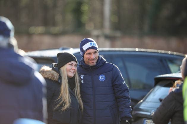 Christian Eichner Karlsruher SC, Head coach takes time for the fans, Karlsruher SC Fussball, 2 Bundesliga, Trainingsauftakt Rueckrunde, 2025 2026, 03 01 2026, DFL REGULATIONS PROHIBIT ANY USE OF PHOTOGRAPHS AS IMAGE SEQUENCES AND OR QUASI VIDEO, Karlsruher SC Fussball, 2 Bundesliga, Trainingsauftakt Rueckrunde, 2025 2026, 03 01 2026 Karlsruhe Copyright: xEibner-Pressefoto JanxPrihodax EP_JPA