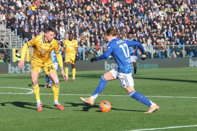 ComoÕs ComoÕs Jesus RodriguezUdineseÕs Jakub Piotrowski during the Serie A soccer match between Como and Udinese at the Giuseppe Sinigaglia stadium in Como, north Italy - January 3, 2026 - Soccer.  Copyright: xAntonioxSaiai LaPressex