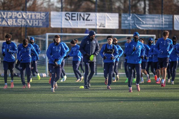 The team around Marvin Wanitzek Karlsruher SC, 10 and Daniel Gordon Karlsruher SC, Co Trainer takes the first lap on the pitch, Karlsruher SC Fussball, 2 Bundesliga, Trainingsauftakt Rueckrunde, 2025 2026, 03 01 2026, DFL REGULATIONS PROHIBIT ANY USE OF PHOTOGRAPHS AS IMAGE SEQUENCES AND OR QUASI VIDEO, Karlsruher SC Fussball, 2 Bundesliga, Trainingsauftakt Rueckrunde, 2025 2026, 03 01 2026 Karlsruhe Copyright: xEibner-Pressefoto JanxPrihodax EP_JPA
