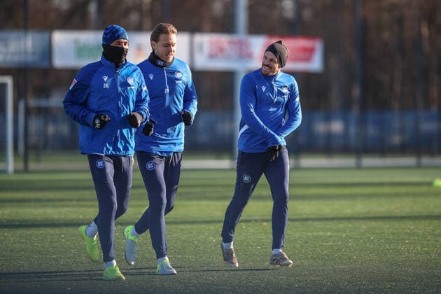 Good mood even in icy temperatures Fabian Schleusener Karlsruher SC, 24 Marcel Franke Karlsruher SC, 28 and Sebastian Jung Karlsruher SC, 02 , Karlsruher SC Football, 2 Bundesliga, training kick-off second half, 2025 2026, 03 01 2026, DFL REGULATES PROHIBIT ANY USE OF PHOTOGRAPHS AS IMAGE SEQUENCES AND OR QUASI VIDEO, Karlsruher SC Fussball, 2 Bundesliga, Trainingsauftakt Rueckrunde, 2025 2026, 03 01 2026 Karlsruhe Copyright: xEibner-Pressefoto JanxPrihodax EP_JPA