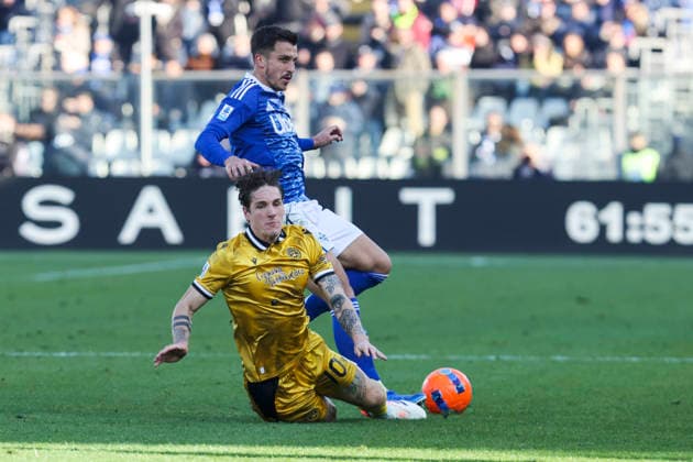 Como™sComo™s Marc-Oliver Kempf Udinese™s Nicolo Zaniolo during the Serie A soccer match between Como and Udinese at the Giuseppe Sinigaglia stadium in Como, north Italy - January 3, 2026 - Soccer.  Copyright: xAntonioxSaiai LaPressex