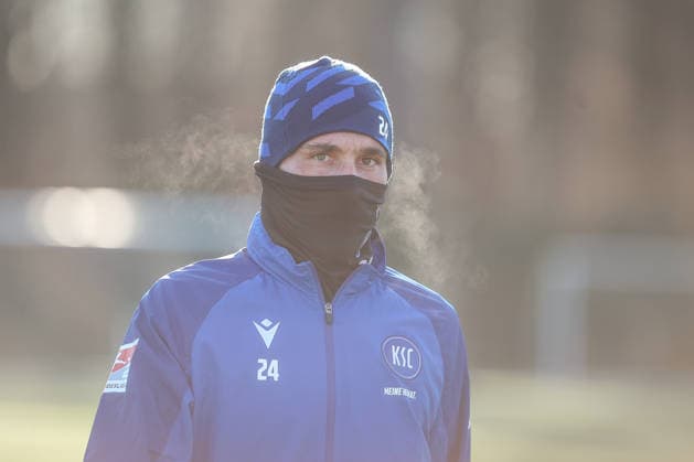 Fabian Schleusener Karlsruher SC, 24 with aten clouds in icy temperatures, Karlsruher SC Football, 2 Bundesliga, training kick-off second half, 2025 2026, 03 01 2026, DFL REGULATES PROHIBIT ANY USE OF PHOTOGRAPHS AS IMAGE SEQUENCES AND OR QUASI VIDEO, Karlsruher SC Football, 2 Bundesliga, training kick-off second half, 2025 2026, 03 01 2026 Karlsruhe Copyright: xEibner-Pressefoto JanxPrihodax EP_JPA