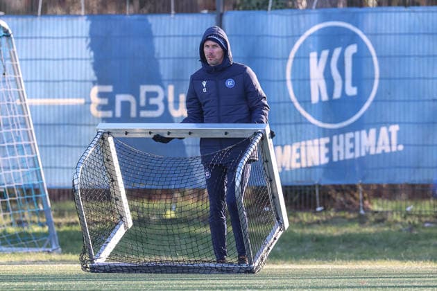 Christian Eichner Karlsruher SC, Head coach sets up the first exercise and carries a small goal, Karlsruher SC Fussball, 2 Bundesliga, Trainingsauftakt Rueckrunde, 2025 2026, 03 01 2026, DFL REGULATIONS PROHIBIT ANY USE OF PHOTOGRAPHS AS IMAGE SEQUENCES AND OR QUASI VIDEO, Karlsruher SC Fussball, 2 Bundesliga, Trainingsauftakt Rueckrunde, 2025 2026, 03 01 2026 Karlsruhe Copyright: xEibner-Pressefoto JanxPrihodax EP_JPA