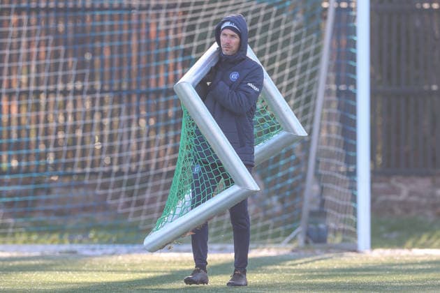 Christian Eichner Karlsruher SC, Head coach sets up the first exercise and carries a small goal, Karlsruher SC Fussball, 2 Bundesliga, Trainingsauftakt Rueckrunde, 2025 2026, 03 01 2026, DFL REGULATIONS PROHIBIT ANY USE OF PHOTOGRAPHS AS IMAGE SEQUENCES AND OR QUASI VIDEO, Karlsruher SC Fussball, 2 Bundesliga, Trainingsauftakt Rueckrunde, 2025 2026, 03 01 2026 Karlsruhe Copyright: xEibner-Pressefoto JanxPrihodax EP_JPA