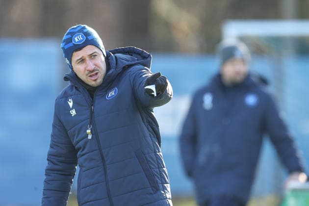 Sirus Motekallemi Karlsruher SC, Co coach gives instructions to the players, Karlsruher SC Football, 2 Bundesliga, Training kick-off second half, 2025 2026, 03 01 2026, DFL REGULATES PROHIBIT ANY USE OF PHOTOGRAPHS AS IMAGE SEQUENCES AND OR QUASI VIDEO, Karlsruher SC Football, 2 Bundesliga, Training kick-off second half, 2025 2026, 03 01 2026 Karlsruhe Copyright: xEibner-Pressefoto JanxPrihodax EP_JPA