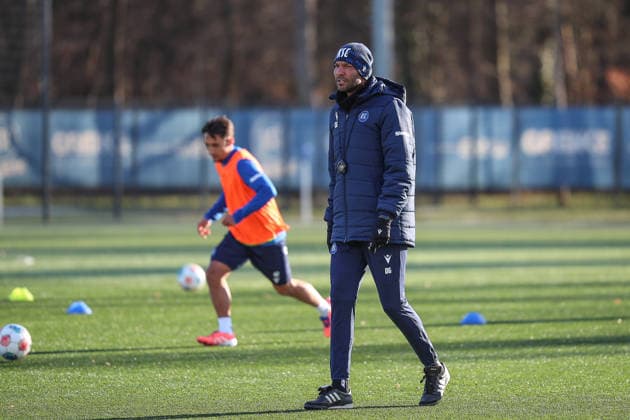 Daniel Gordon Karlsruher SC, Co Trainer with stopwatch on the pitch, Karlsruher SC Football, 2 Bundesliga, training kick-off second half, 2025 2026, 03 01 2026, DFL REGULATIONS PROHIBIT ANY USE OF PHOTOGRAPHS AS IMAGE SEQUENCES AND OR QUASI VIDEO, Karlsruher SC Football, 2 Bundesliga, training kick-off second half, 2025 2026, 03 01 2026 Karlsruhe Copyright: xEibner-Pressefoto JanxPrihodax EP_JPA