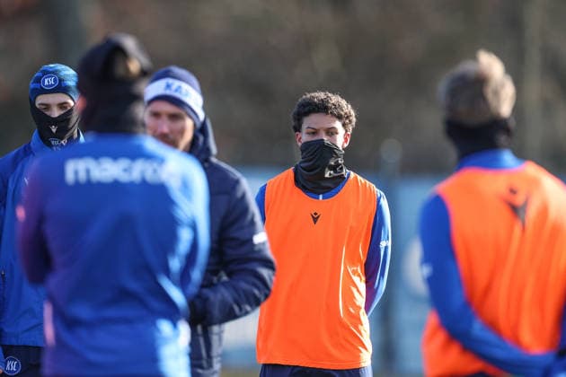 Louey Ben Farhat Karlsruher SC, 19 at the speech of Christian Eichner Karlsruher SC, Head Coach , Karlsruher SC Football, 2 Bundesliga, Training kick-off return round, 2025 2026, 03 01 2026, DFL REGULATIONS PROHIBIT ANY USE OF PHOTOGRAPHS AS IMAGE SEQUENCES AND OR QUASI VIDEO, Karlsruher SC Football, 2 Bundesliga, Training kick-off return round, 2025 2026, 03 01 2026 Karlsruhe Copyright: xEibner-Pressefoto JanxPrihodax EP_JPA