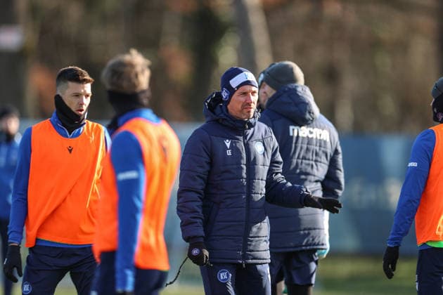Christian Eichner Karlsruher SC, Head coach gives instructions on the procedure, Marvin Wanitzek Karlsruher SC, 10 , Karlsruher SC Fussball, 2 Bundesliga, Trainingsauftakt Rueckrunde, 2025 2026, 03 01 2026, DFL REGULATIONS PROHIBIT ANY USE OF PHOTOGRAPHS AS IMAGE SEQUENCES AND OR QUASI VIDEO, Karlsruher SC Fussball, 2 Bundesliga, Trainingsauftakt Rueckrunde, 2025 2026, 03 01 2026 Karlsruhe Copyright: xEibner-Pressefoto JanxPrihodax EP_JPA
