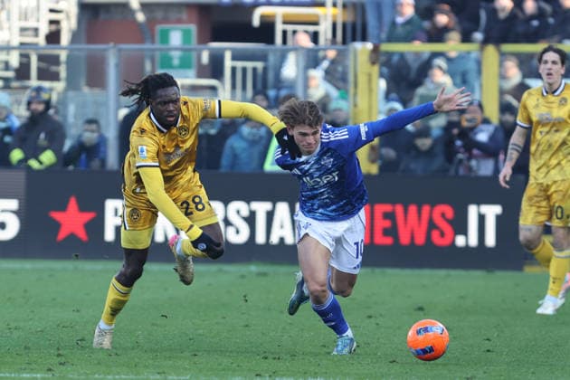 ComoÕs Udinese s Oumar Solet. ComoÕs Nico Paz during the Serie A soccer match between Como and Udinese at the Giuseppe Sinigaglia stadium in Como, north Italy - January 3, 2026 - Soccer.  Copyright: xAntonioxSaiai LaPressex