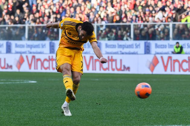 Mehdi Leris (Pisa) shoots towards the goal during Genoa CFC vs Pisa SC, Italian soccer Serie A match in Genoa, Italy, January 03 2026  Copyright: xFabioxFagiolini IPAxSportx xipa-agency.netx xx IPA_69643145 IPA_Agency_IPA69643145