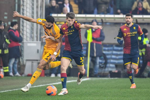 Morten Wetche Frendrup (Genoa) Mehdi Leris (Pisa) during Genoa CFC vs Pisa SC, Italian soccer Serie A match in Genoa, Italy, January 03 2026  Copyright: xFabioxFagiolini IPAxSportx xipa-agency.netx xx IPA_69643381 IPA_Agency_IPA69643381