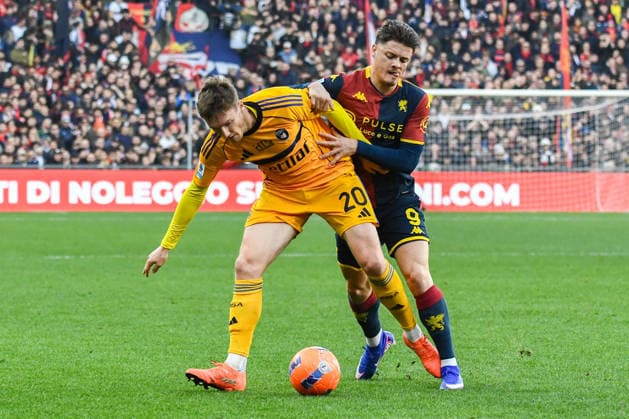 Michel Aebischer (Pisa) hampered by during Genoa CFC vs Pisa SC, Italian soccer Serie A match in Genoa, Italy, January 03 2026  Copyright: xFabioxFagiolini IPAxSportx xipa-agency.netx xx IPA_69643478 IPA_Agency_IPA69643478
