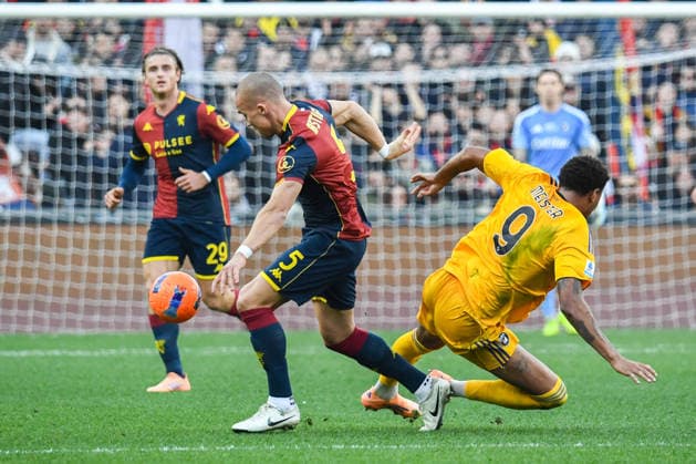 Leo Skiri Ostigard (Genoa)fights for the ball against Henrik Meister (Pisa) during Genoa CFC vs Pisa SC, Italian soccer Serie A match in Genoa, Italy, January 03 2026  Copyright: xFabioxFagiolini IPAxSportx xipa-agency.netx xx IPA_69643238 IPA_Agency_IPA69643238