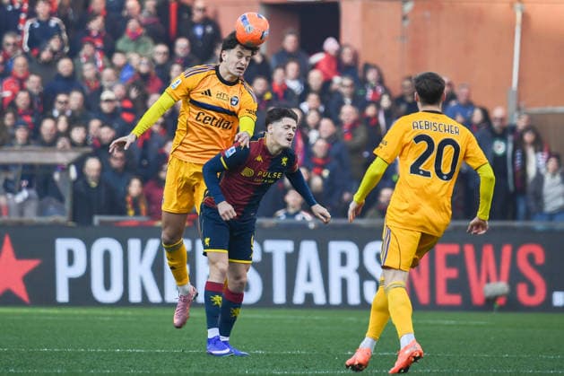 Giovanni Bonfanti (Pisa) fights for the ball against Vitor Manuel Carvalho De Oliveira (Genoa) during Genoa CFC vs Pisa SC, Italian soccer Serie A match in Genoa, Italy, January 03 2026  Copyright: xFabioxFagiolini IPAxSportx xipa-agency.netx xx IPA_69643385 IPA_Agency_IPA69643385