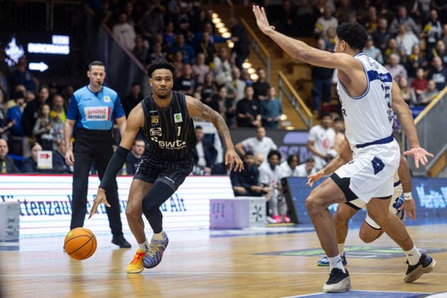HAKRO Merlins Crailsheim Tigers Tuebingen, Herren, 2 Bundesliga, Barmer 2 Basketball Bundesliga, pro A, 16 Spieltag, Spielzeit 2025 2026, 03 01 2026 Bernard Pelote Tigers Tuebingen, 01 with the ball on the way to the basket against Marvin Ogunsipe HAKRO Merlins Crailsheim, 26