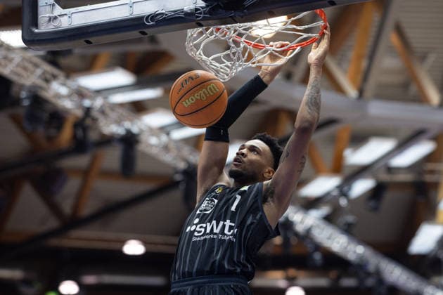 HAKRO Merlins Crailsheim Tigers Tuebingen, Herren, 2 Bundesliga, Barmer 2 Basketball Bundesliga, pro A, 16 Spieltag, Spielzeit 2025 2026, 03 01 2026 Bernard Pelote Tigers Tuebingen, 01 beim Dunking