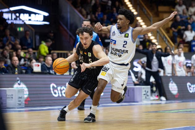 HAKRO Merlins Crailsheim Tigers Tuebingen, Herren, 2 Bundesliga, Barmer 2 Basketball Bundesliga, pro A, 16 Spieltag, Spielzeit 2025 2026, 03 01 2026 Kaya Bayram Tigers Tuebingen, 05 beim Drive gegen Keyshaun Darrius Langley HAKRO Merlins Crailsheim, 02