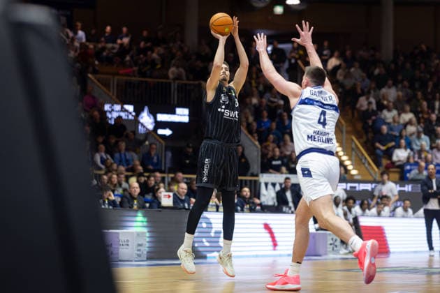 HAKRO Merlins Crailsheim Tigers Tuebingen, Herren, 2 Bundesliga, Barmer 2 Basketball Bundesliga, pro A, 16 Spieltag, Spielzeit 2025 2026, 03 01 2026 Felix Edwardsson Tigers Tuebingen, 08 beim Dreierwurf gegen Brock Boone Gardner HAKRO Merlins Crailsheim, 04